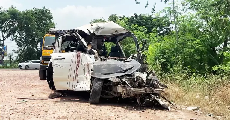 যাচ্ছিলেন রোগী দেখতে; সড়কেই প্রাণ গেলো এক পরিবারের ৫ নারীসহ ৬ জনের